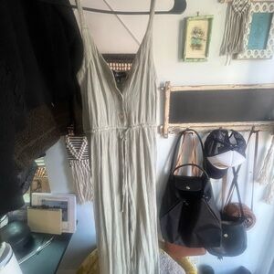 Elegant Sleeveless Dress in Light Gray